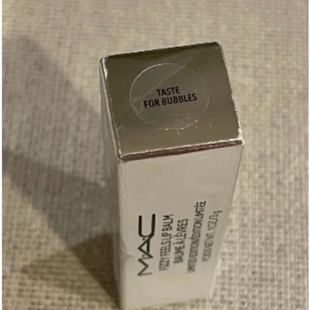 MAC FIZZY FEELS LIP BALM 
Shade: Taste for bubbles
Limited edition